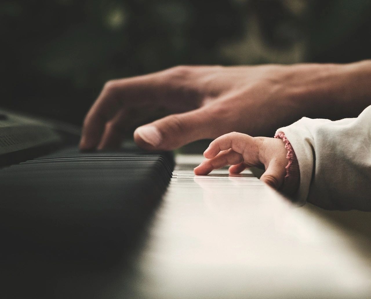 Une jeune fille jouant du grand piano contre un mur de briques